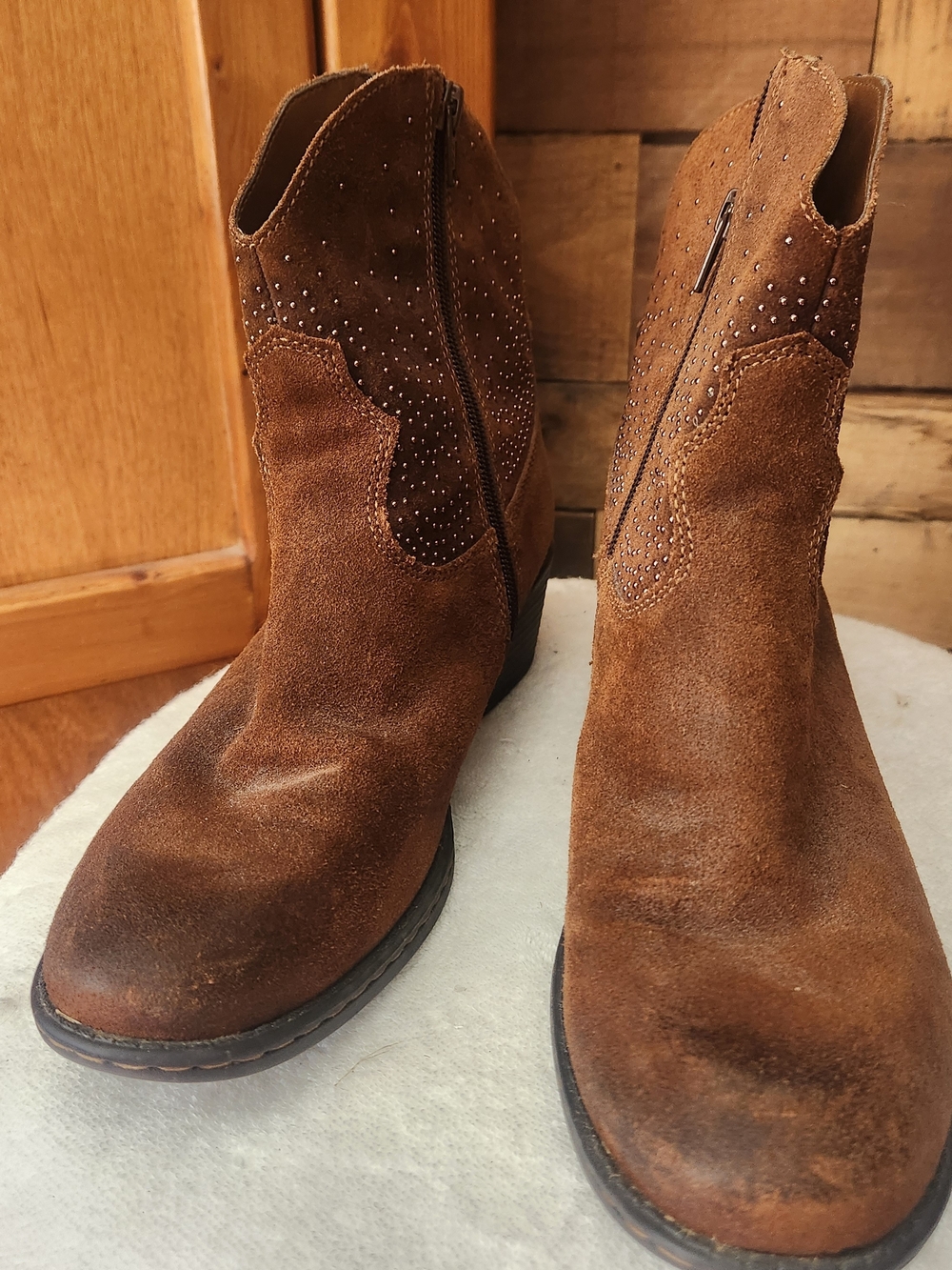 Born B.Ø.C Brown Suede Western Booties With Leather Studs Ankle Boots Size 10 - Picture 9 of 16